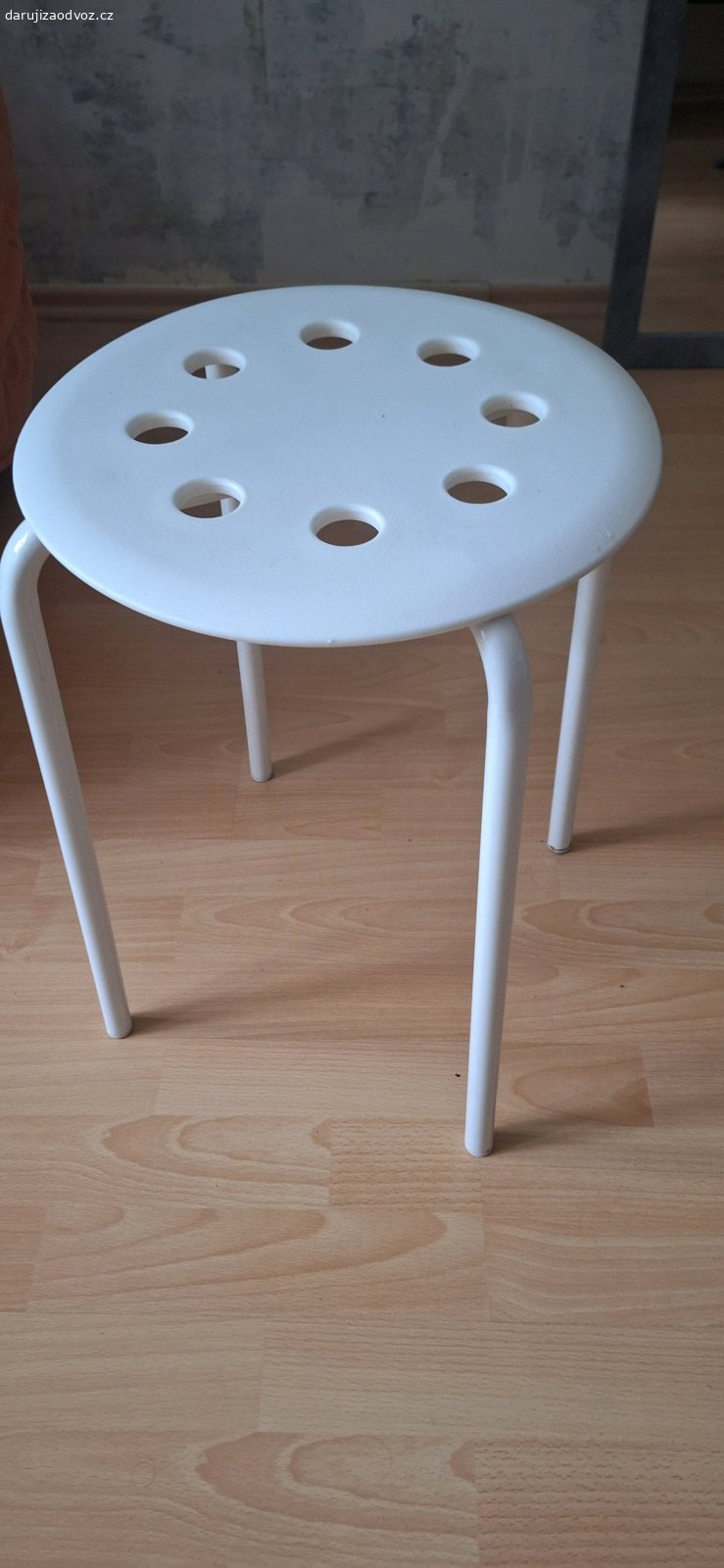 Stolička Ikea. Daruji za pivo z minipovaru/víno stoličku z ikea za odvoz