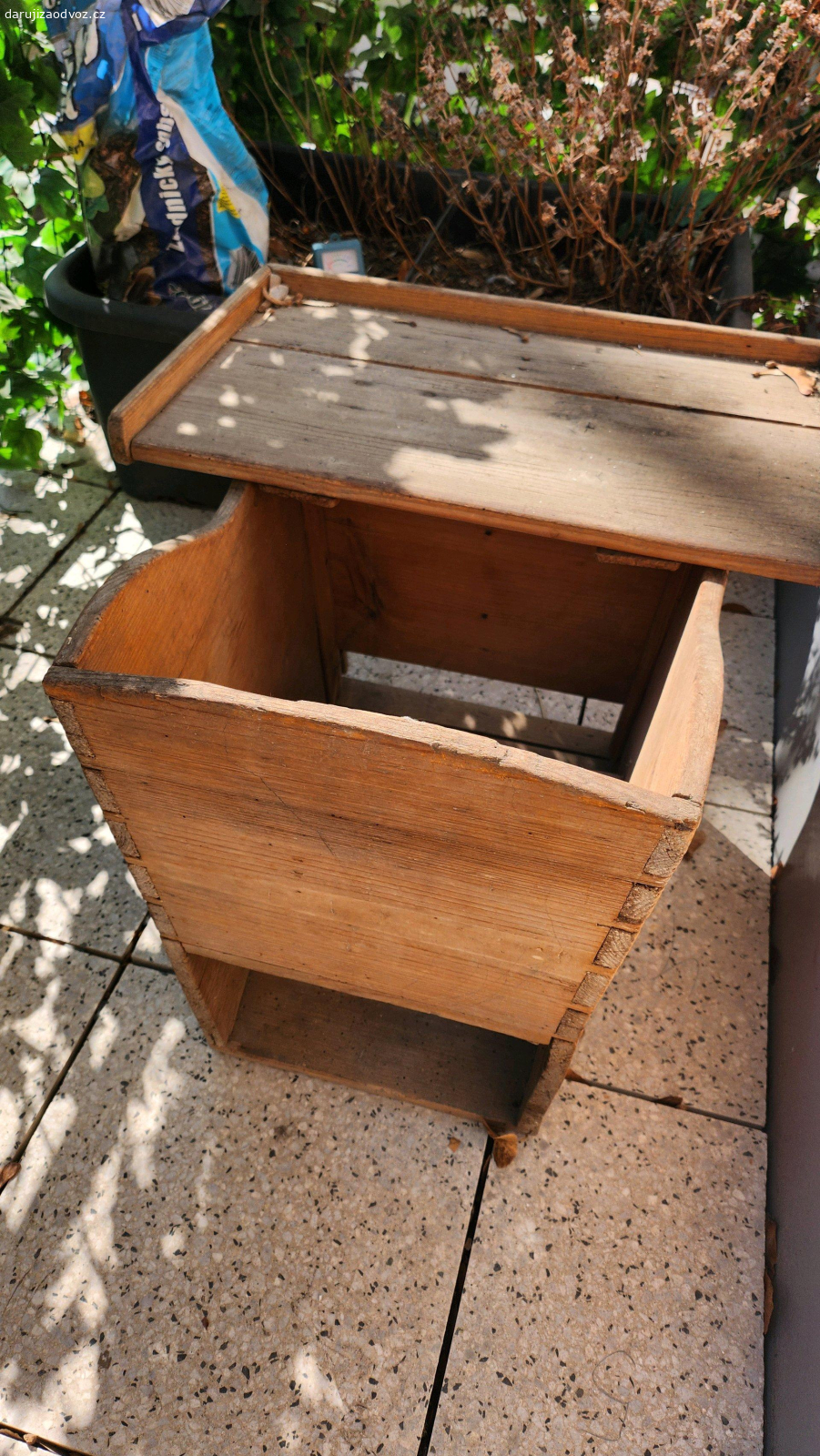 Stolička na květináče. malá stolička, asi na květináče, na zahradu, cokoliv budete chtít. chtěla bych se zbavit, nepotřebuji. praha 3.