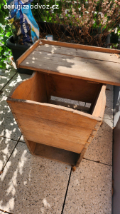 Stolička na květináče