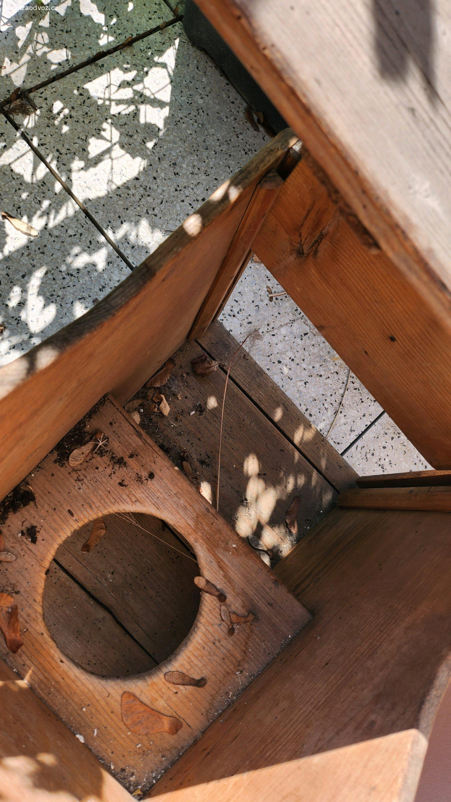 Stolička na květináče. malá stolička, asi na květináče, na zahradu, cokoliv budete chtít. chtěla bych se zbavit, nepotřebuji. praha 3.