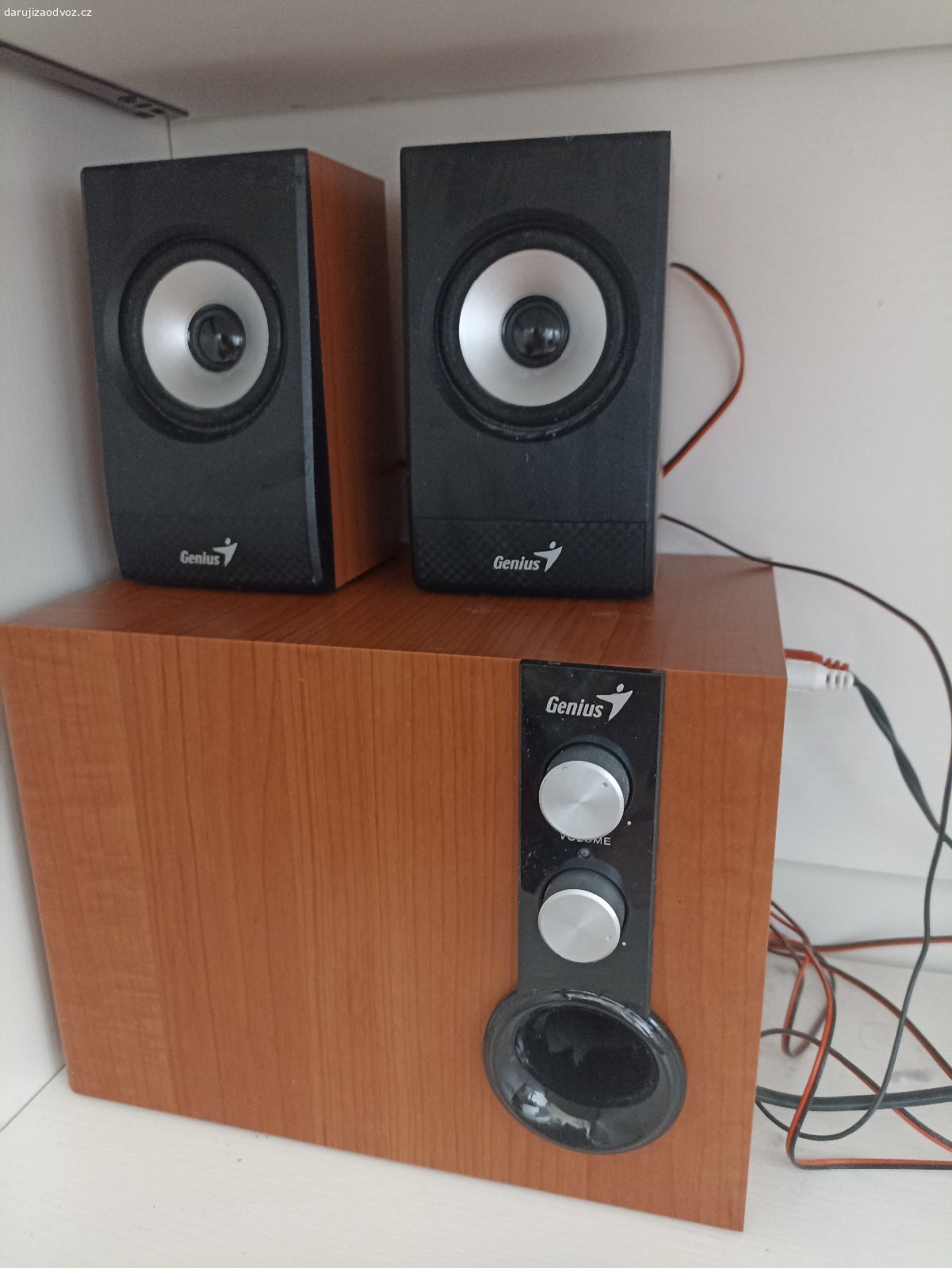 STOLNÍ POČÍTAČ + PŘÍSLUŠENSTVÍ. Stolní počítač s monitorem, klávesnicí, myší a reproduktory - kompletní sestava.
Počítač je z roku 2015, ale byl používaný jen na návštěvách, stále funkční. Je na něm nainstalovaný Windows.