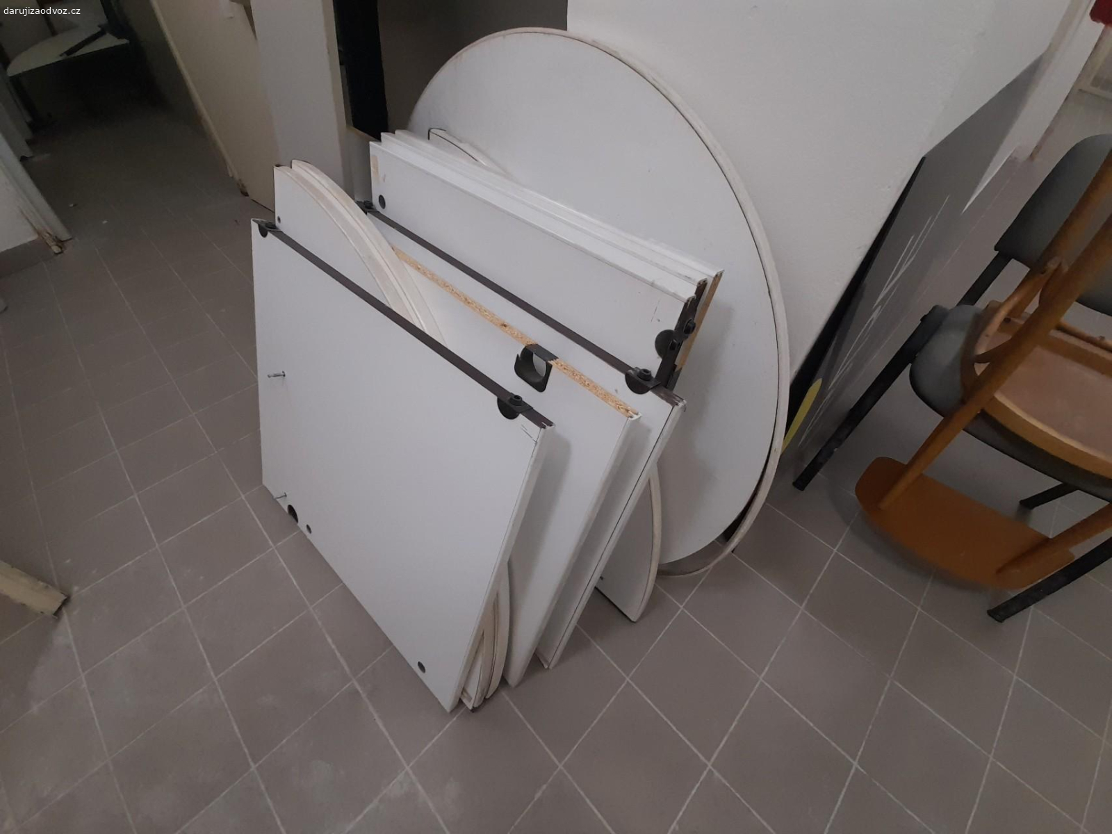 stoly kancelářské. za odvoz nabízím kancelářské stoly 2ks jsou složené,dají se různé.modifikovat do oblouku apod. první zájemce má výhodu,i různých náhradních doplňků,polic dle foto.