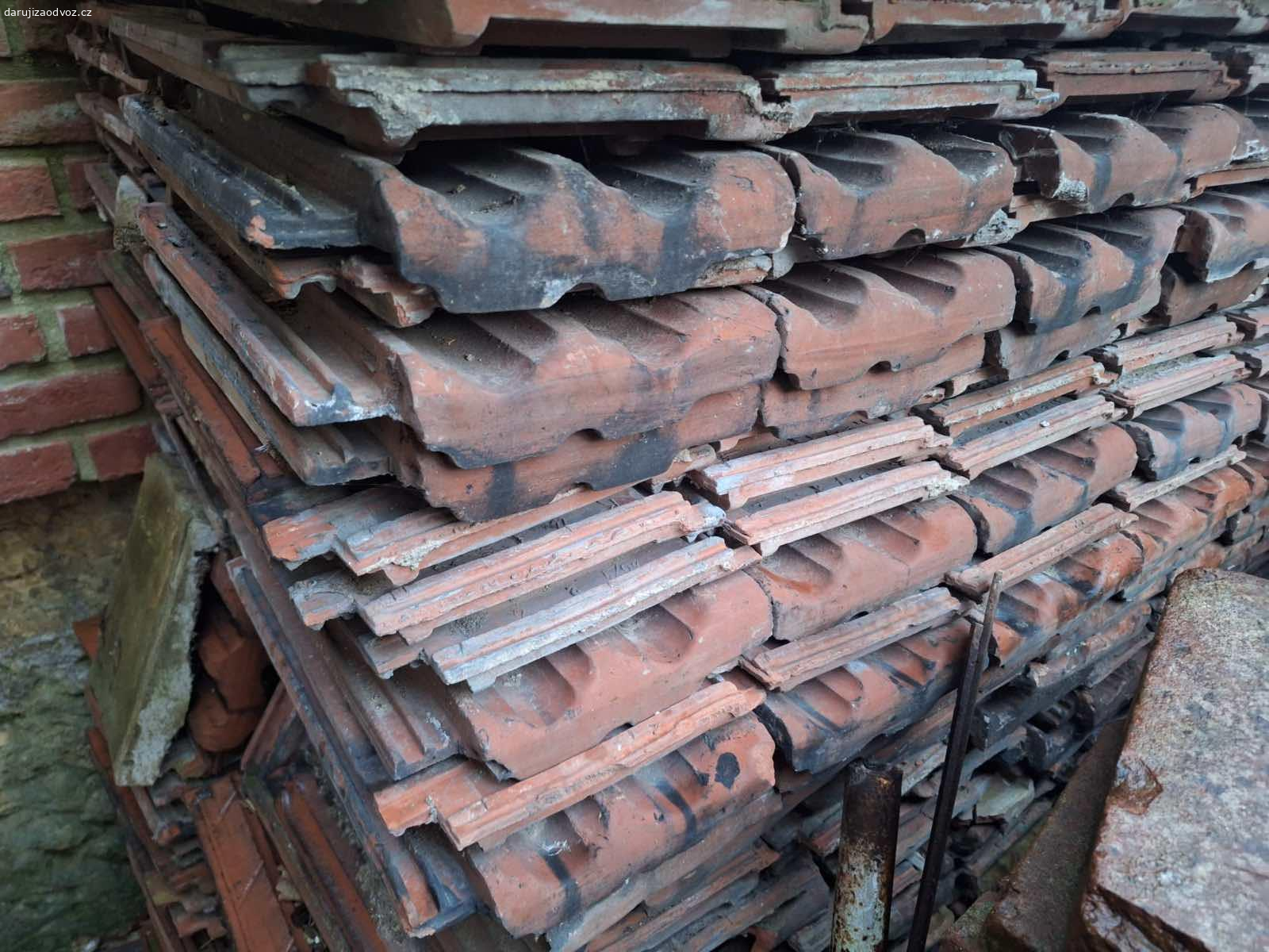 Stresni tasky. Darujeme za odvoz stresni tasky z fotek. Lokalita Kralupy nad Vltavou.