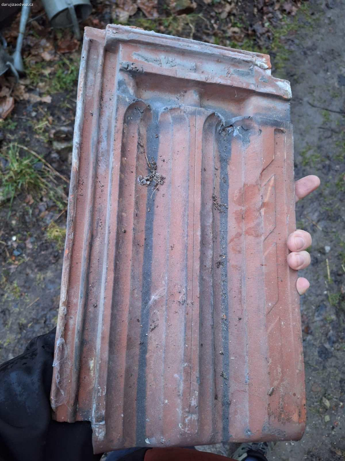 Stresni tasky. Darujeme za odvoz stresni tasky z fotek. Lokalita Kralupy nad Vltavou.