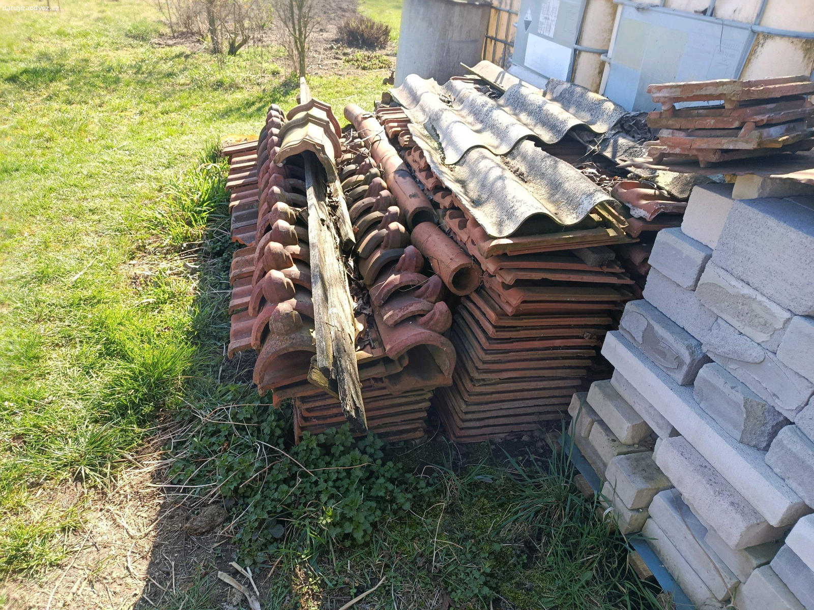 Střešní tašky. daruji střešní tašky