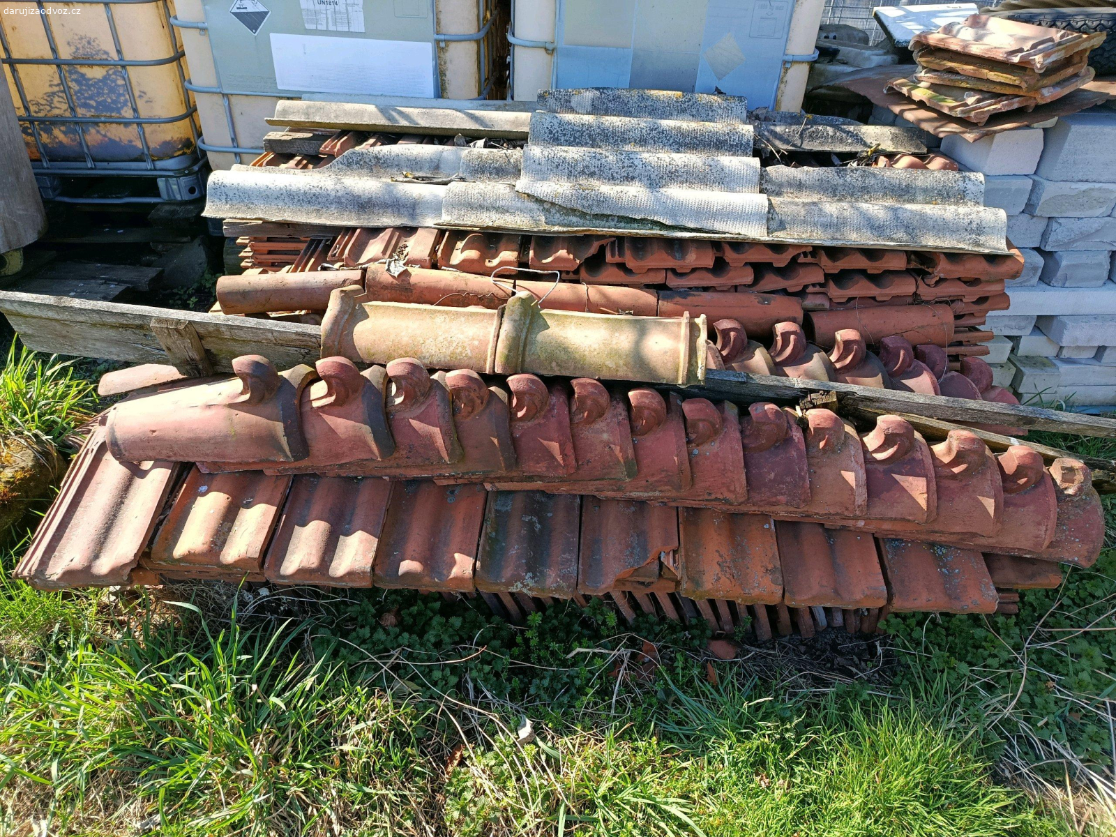 Střešní tašky. daruji střešní tašky