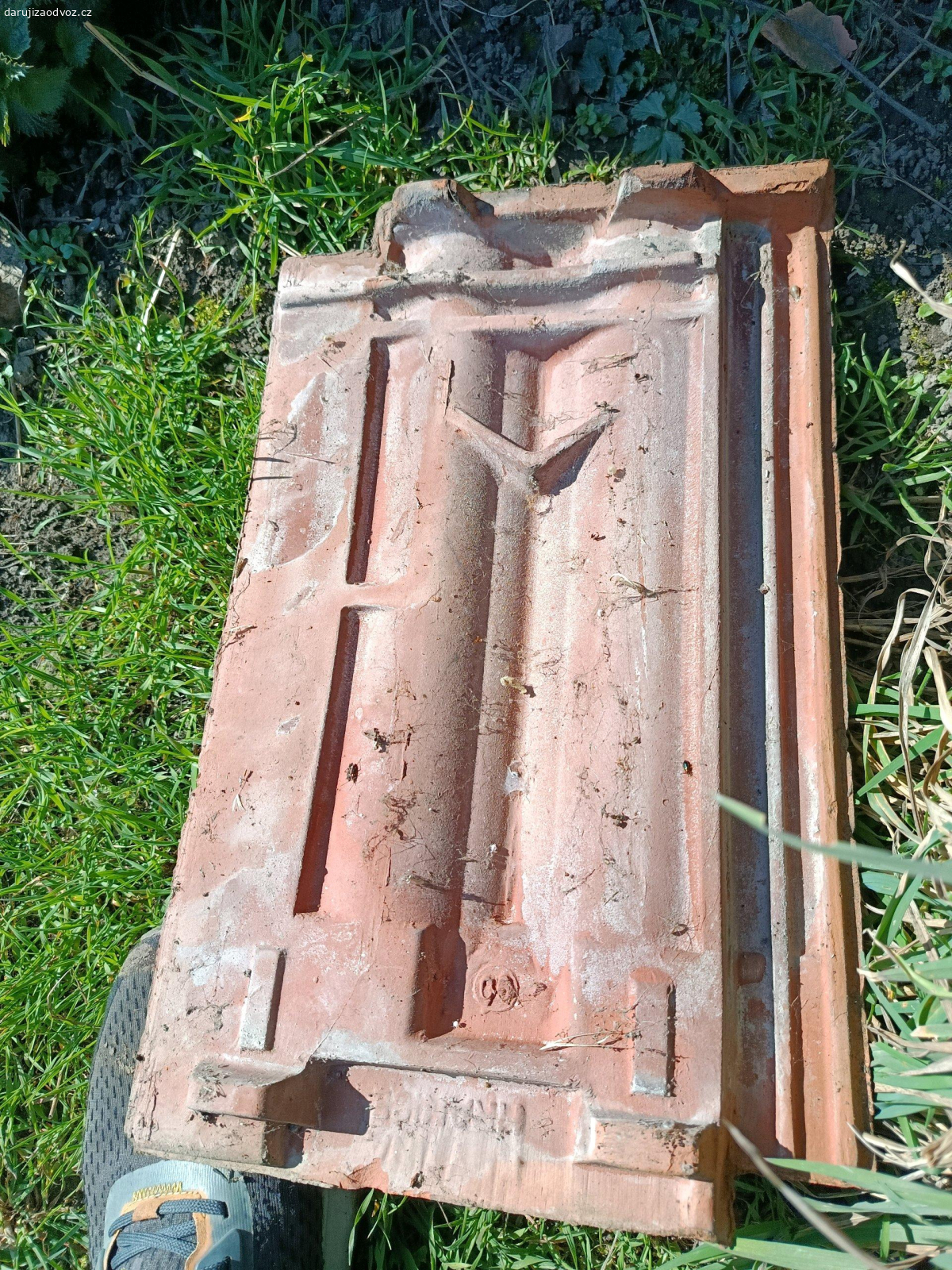 Střešní tašky. daruji střešní tašky