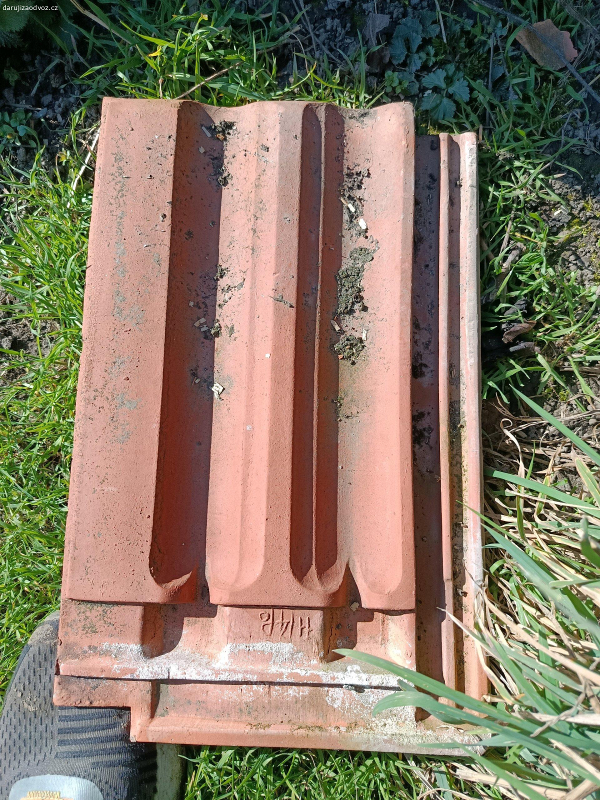 Střešní tašky. daruji střešní tašky