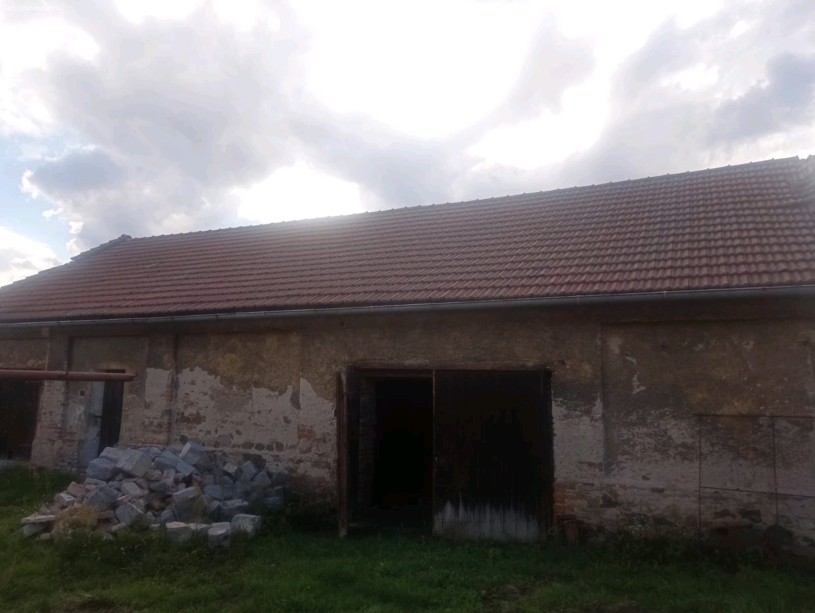 Střešní tašky. Daruji střešní tašky cca 150-170m².
Nutná vlastní demontáž