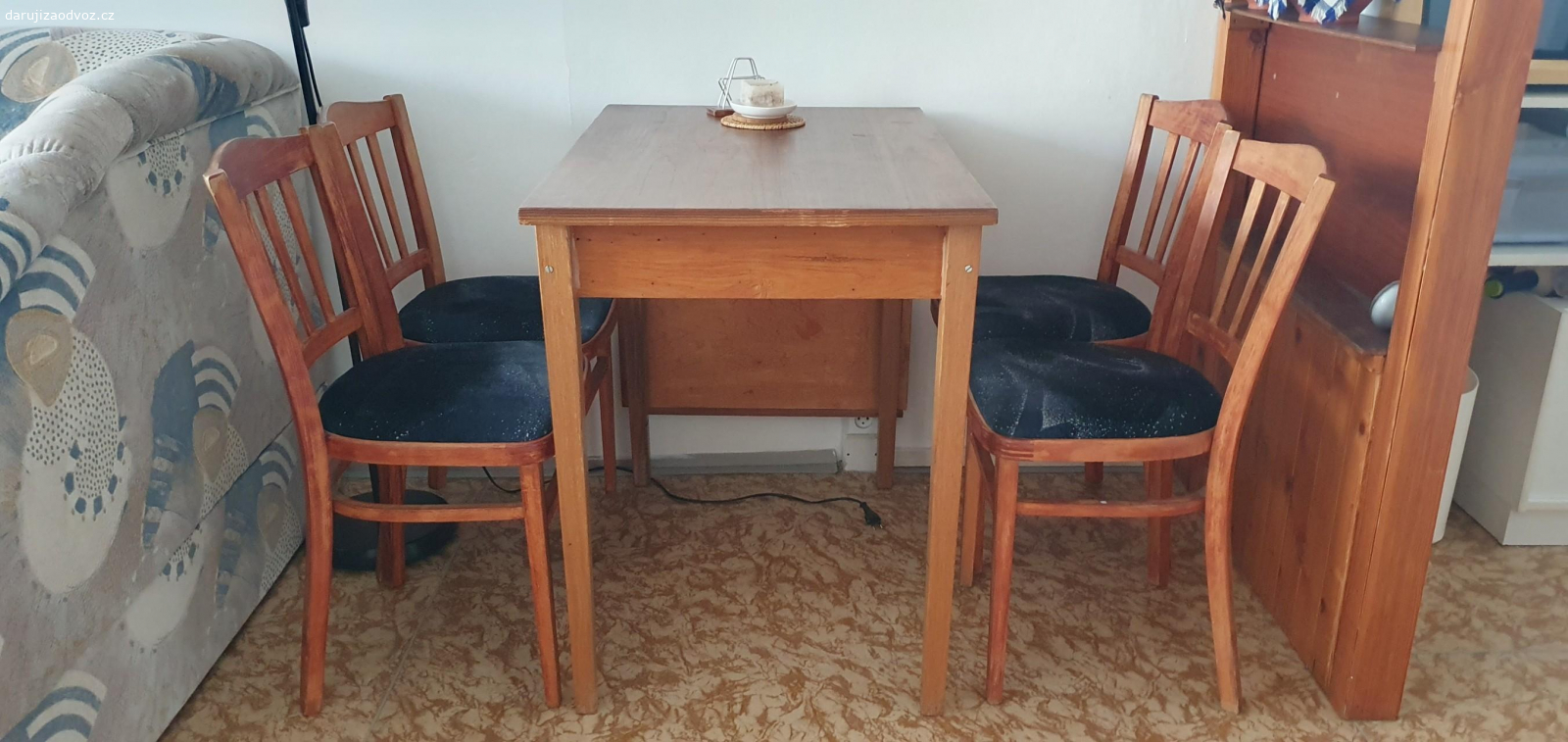 stůl a 4 židle. rozkládací - starší, vhodný na chatu
