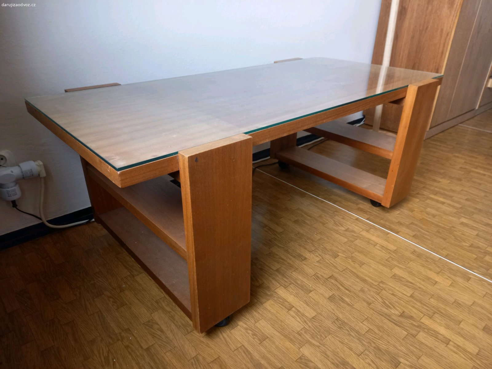 Stůl do obýváku. Daruji dřevěný stůl se skleněnou horní deskou. Odvoz ideálně co nejdříve, nejlépe do neděle 20.9. V případě potřeby je však možné se domluvit i na pozdějším odvozu

Rozměry: Délka 120 cm, šířka 61 cm, výška 49 cm