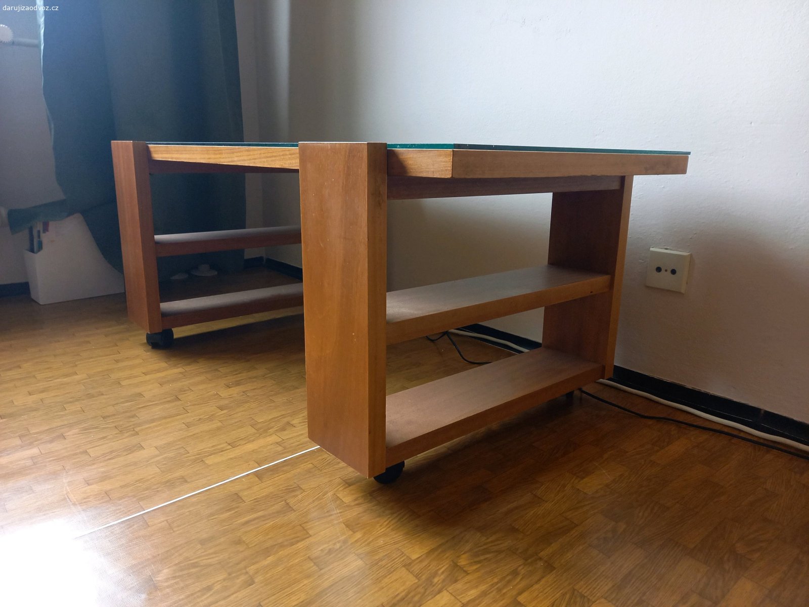 Stůl do obýváku. Daruji dřevěný stůl se skleněnou horní deskou. Odvoz ideálně co nejdříve, nejlépe do neděle 20.9. V případě potřeby je však možné se domluvit i na pozdějším odvozu

Rozměry: Délka 120 cm, šířka 61 cm, výška 49 cm