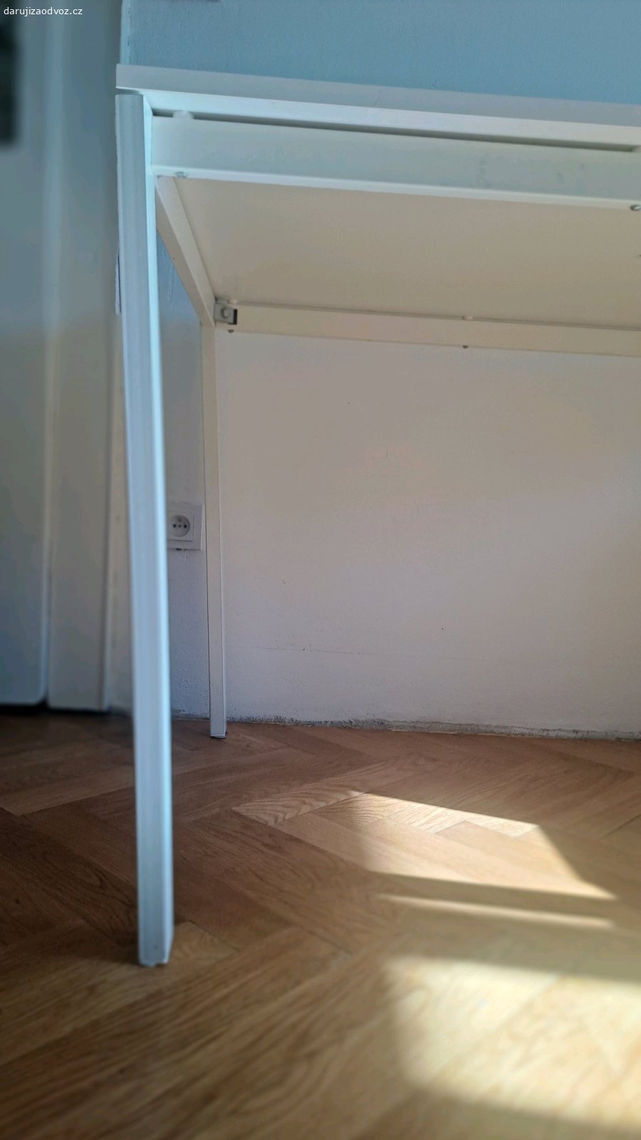 Stůl IKEA MELLTORP 125x75. Bílý jídelní stůl s kovovýma nohama a deskou z lamina. Jedna strana nohou je zešikma, zřejmě by se dala vyrovnat. Nezkoušeli jsme. 
Stůl je zachovalý, plně funkční.
Pouze osobní předání.
Stůl je smontovaný.