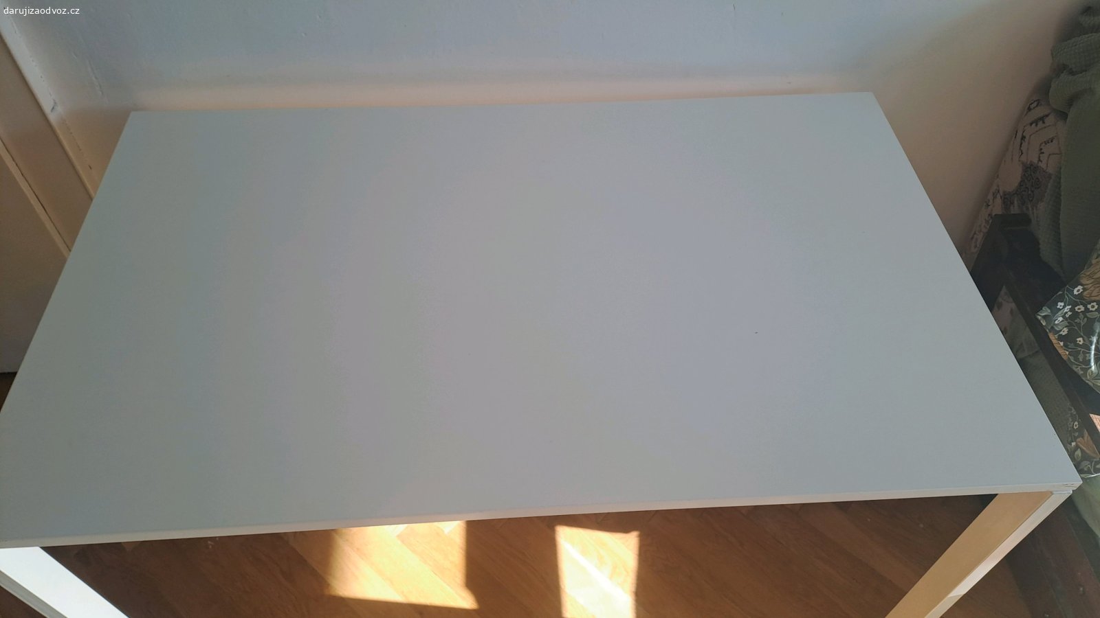 Stůl IKEA MELLTORP 125x75. Bílý jídelní stůl s kovovýma nohama a deskou z lamina. Jedna strana nohou je zešikma, zřejmě by se dala vyrovnat. Nezkoušeli jsme. 
Stůl je zachovalý, plně funkční.
Pouze osobní předání.
Stůl je smontovaný.