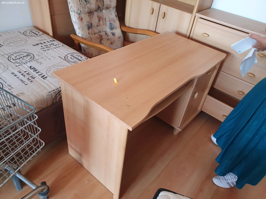 Stůl, lampa, skříňka, kráječ na chle