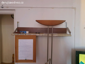 Stůl, lampa, skříňka, kráječ na chle