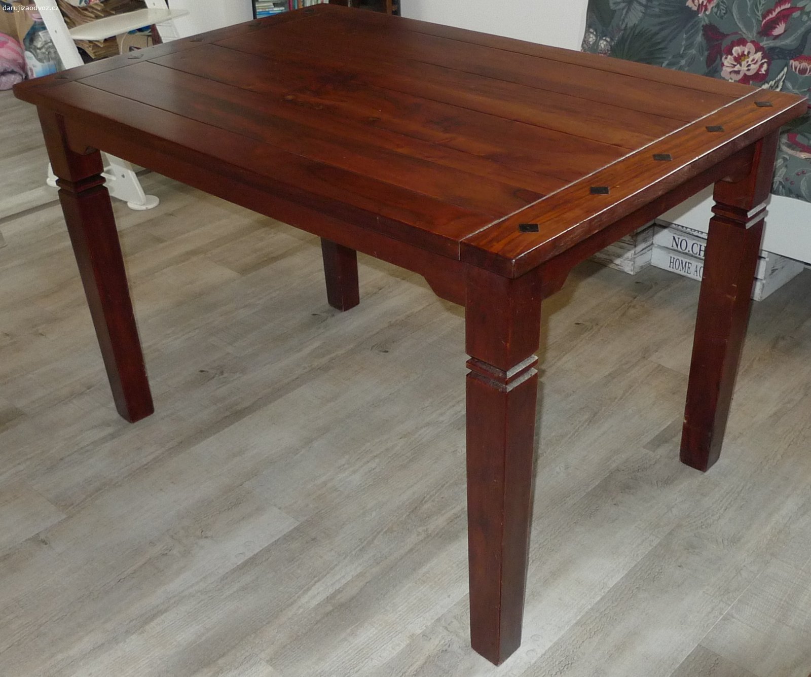 Stůl, lavice s úložným prostorem a židle.. Stůl masiv, 120x80 cm, v celkem dobrém stavu, lavice a židle používané více. 
Nutný vlastní odnos/odvoz do soboty 25. 7. dopoledne.