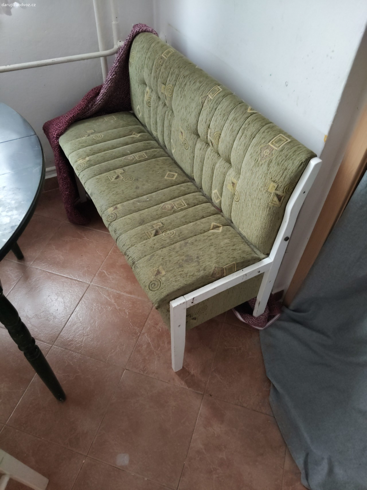 stůl plus židle a sedačka. daruji za odvoz a nějakou sladkost pro děti .Hodí se na zahradu.Je to znečištěné ..proto přidávám potahy ..
