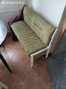 stůl plus židle a sedačka