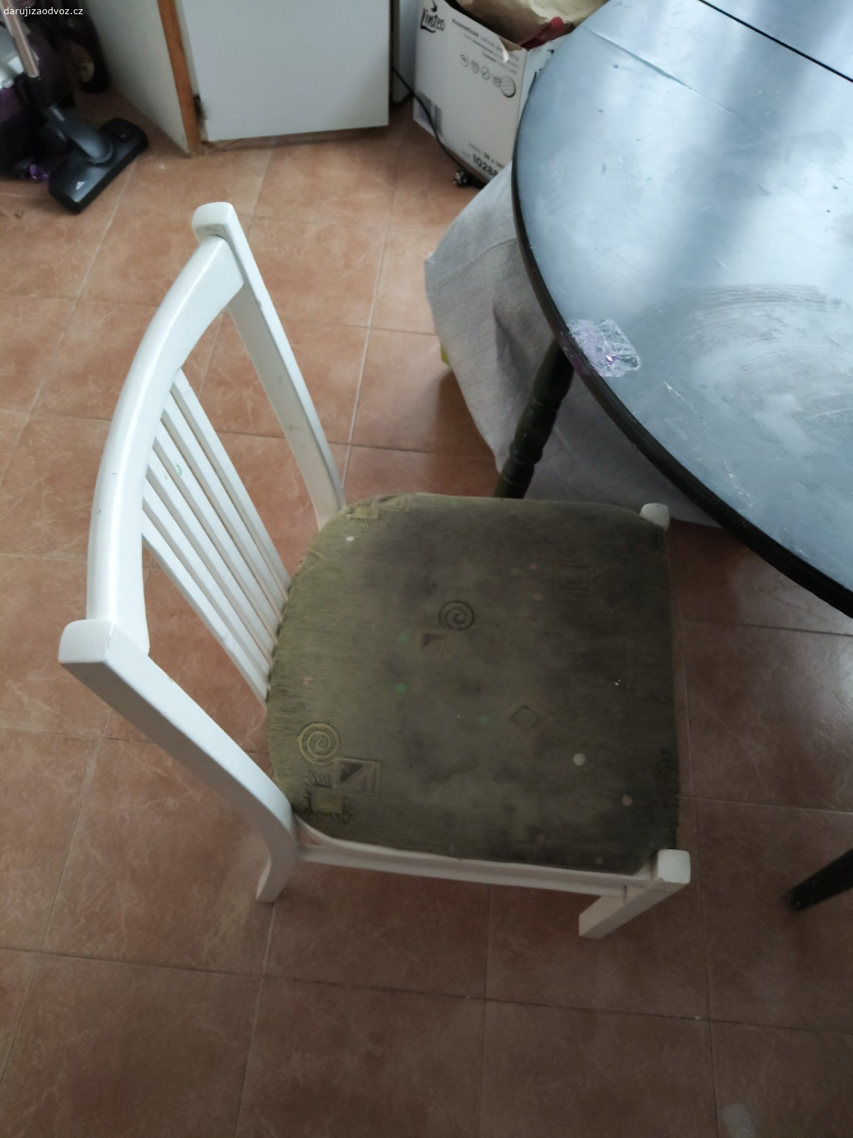 stůl plus židle a sedačka. daruji za odvoz a nějakou sladkost pro děti .Hodí se na zahradu.Je to znečištěné ..proto přidávám potahy ..
