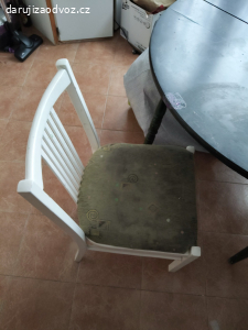 stůl plus židle a sedačka