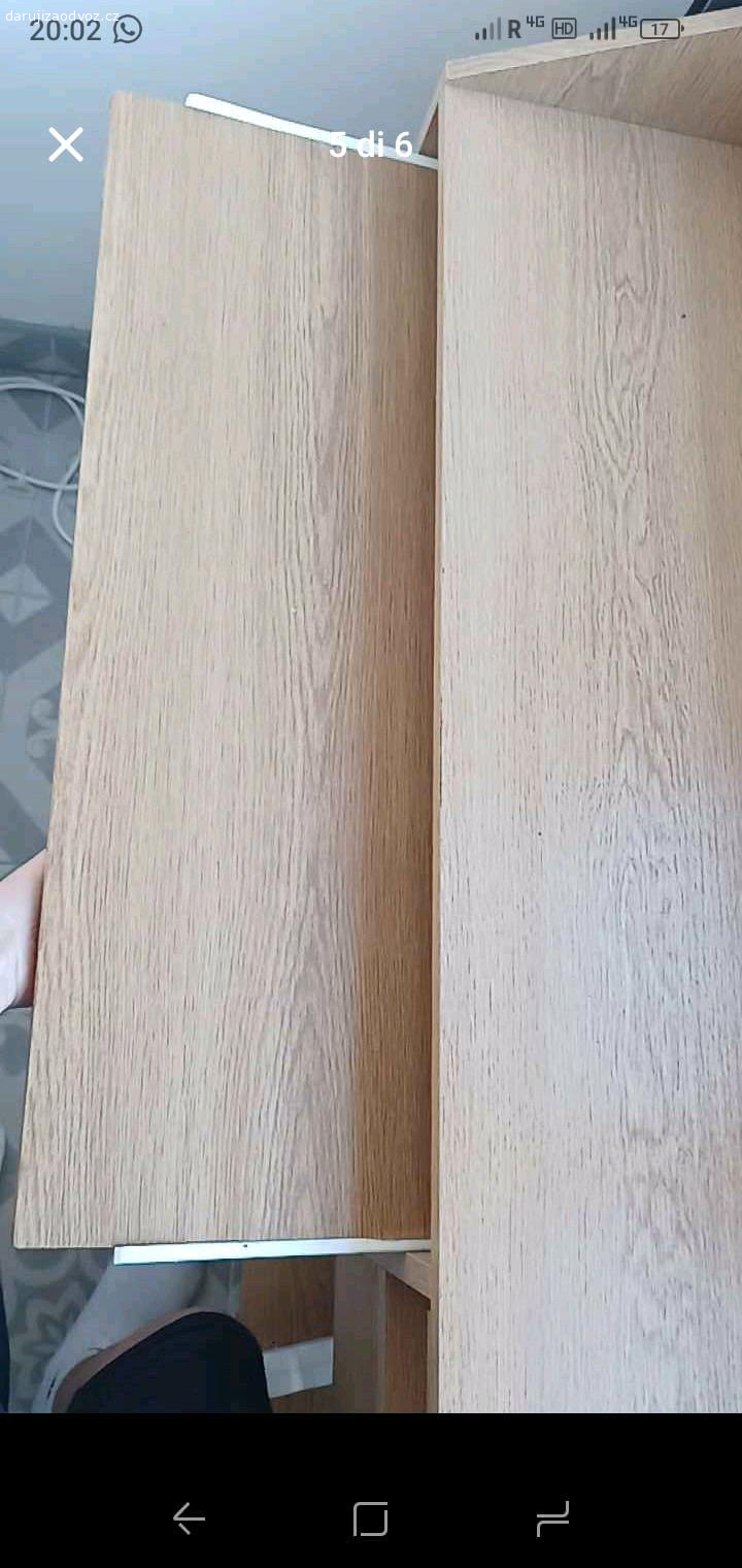 Stůl pracovní. Pracovníci stůl s vyvýšenou policí a s vysuvrm pro klávesnici. Délka 120cm, celková hloubka 60cm. Použité, dobrý stav.