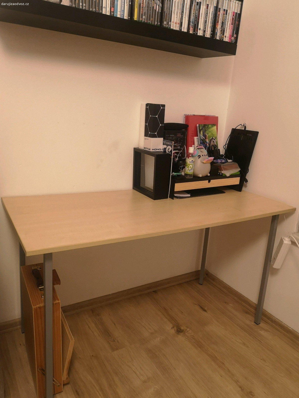 Stůl pracovní. Daruji vlastnoručně postavený stůl, deska kupovaná v ikei  (ze skříně), dokoupeny nožky v Hornbachu. Byl pracovní. Zdarma za odvoz, rozložím ho ať se Vám dobře veze.