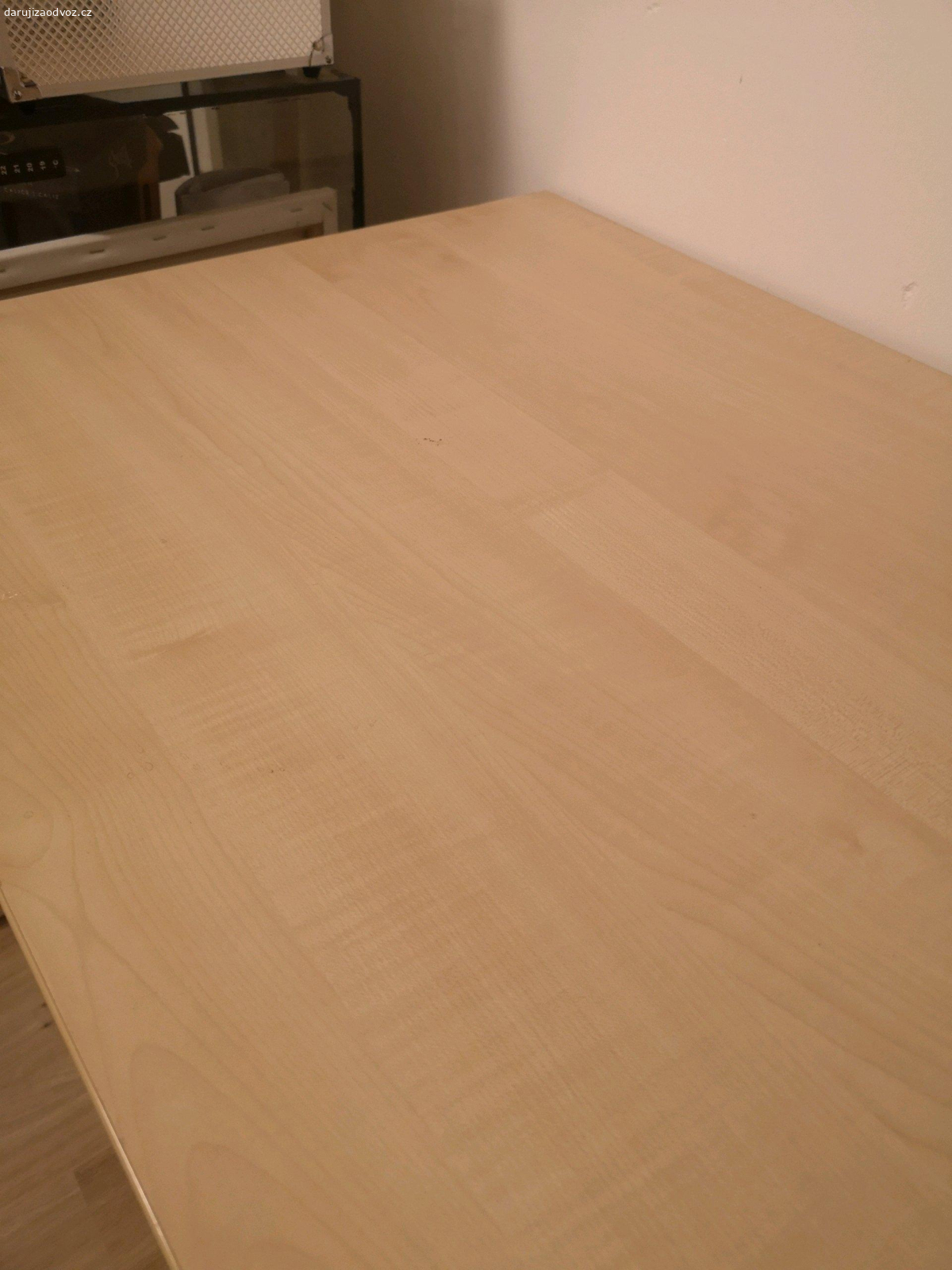 Stůl pracovní. Daruji vlastnoručně postavený stůl, deska kupovaná v ikei  (ze skříně), dokoupeny nožky v Hornbachu. Byl pracovní. Zdarma za odvoz, rozložím ho ať se Vám dobře veze.