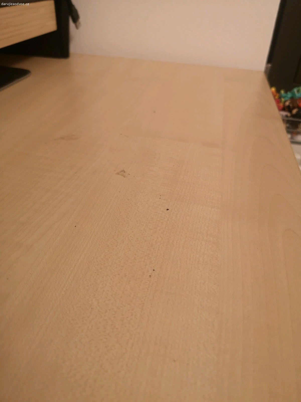 Stůl pracovní. Daruji vlastnoručně postavený stůl, deska kupovaná v ikei  (ze skříně), dokoupeny nožky v Hornbachu. Byl pracovní. Zdarma za odvoz, rozložím ho ať se Vám dobře veze.