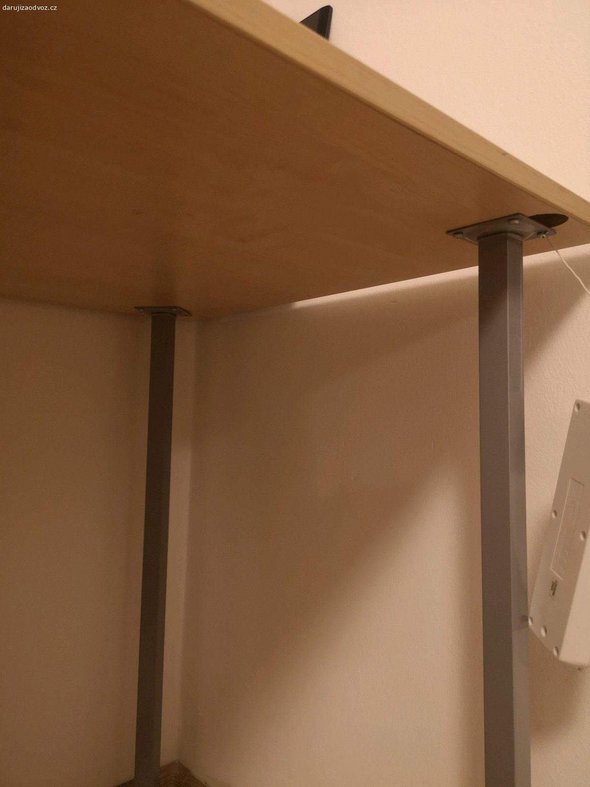 Stůl pracovní. Daruji vlastnoručně postavený stůl, deska kupovaná v ikei  (ze skříně), dokoupeny nožky v Hornbachu. Byl pracovní. Zdarma za odvoz, rozložím ho ať se Vám dobře veze.