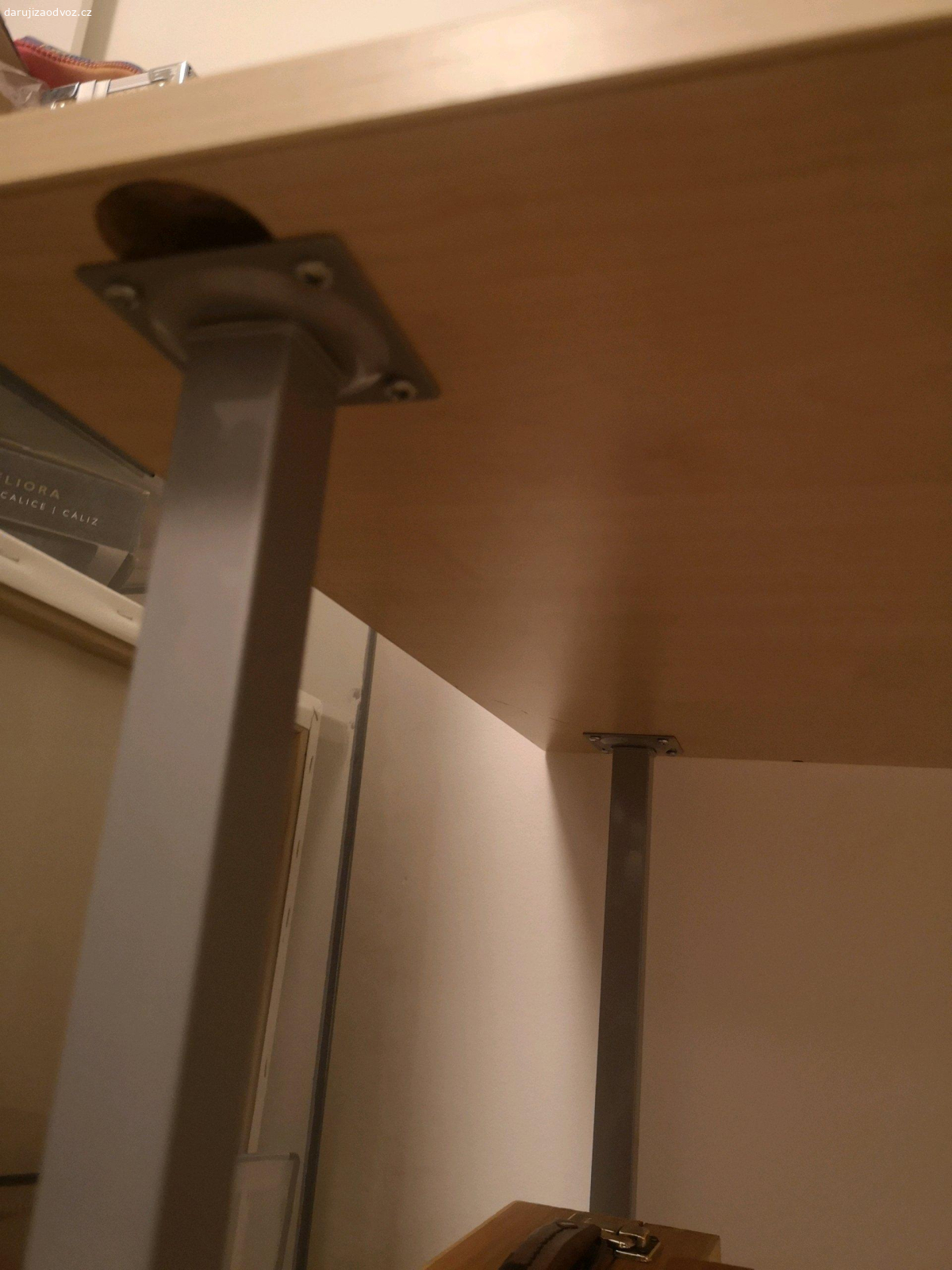 Stůl pracovní. Daruji vlastnoručně postavený stůl, deska kupovaná v ikei  (ze skříně), dokoupeny nožky v Hornbachu. Byl pracovní. Zdarma za odvoz, rozložím ho ať se Vám dobře veze.