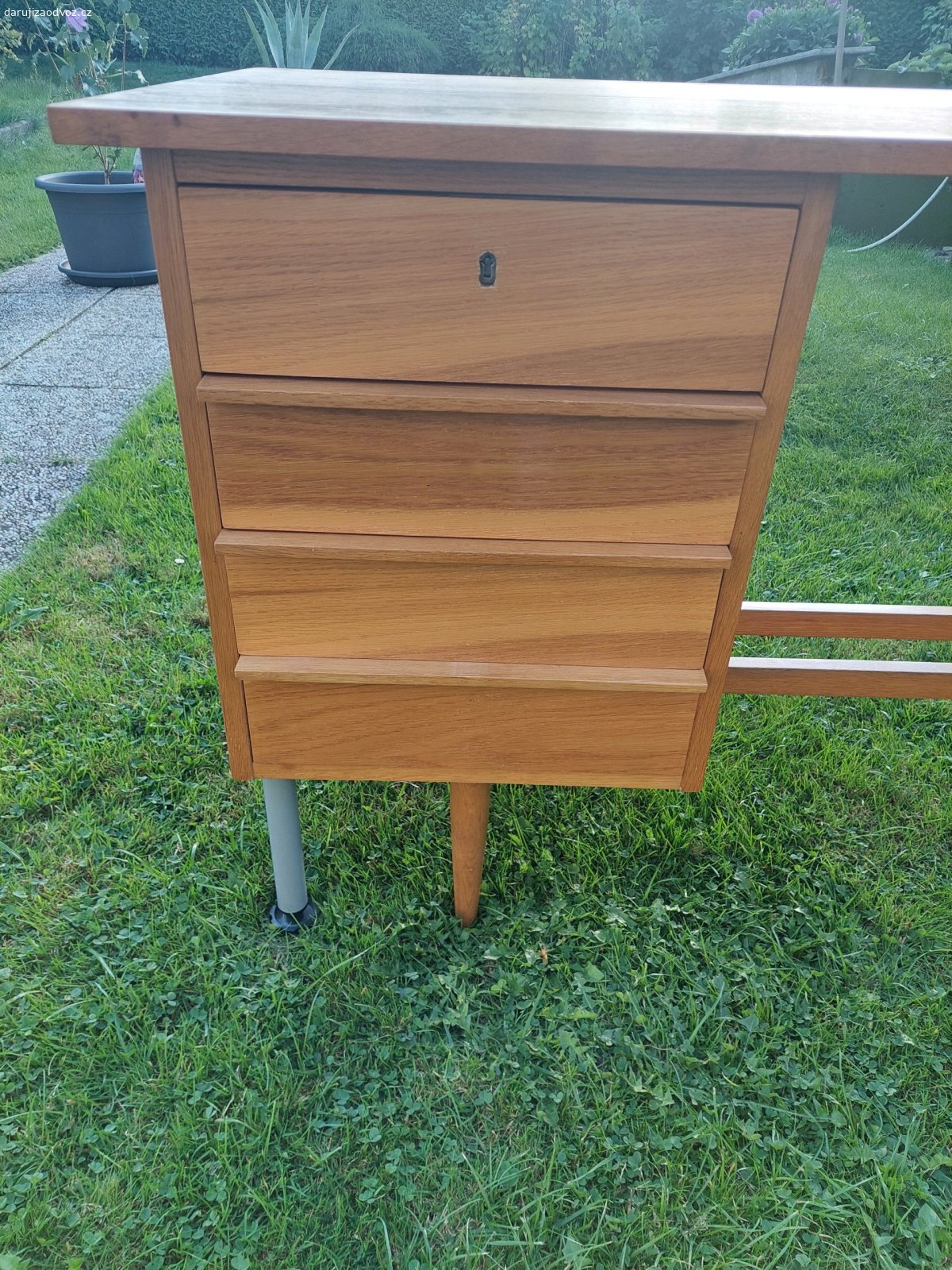 stůl psací. daruji dřevěný retro psací stůl. Starý cca rok1980 v dobrém stavu.