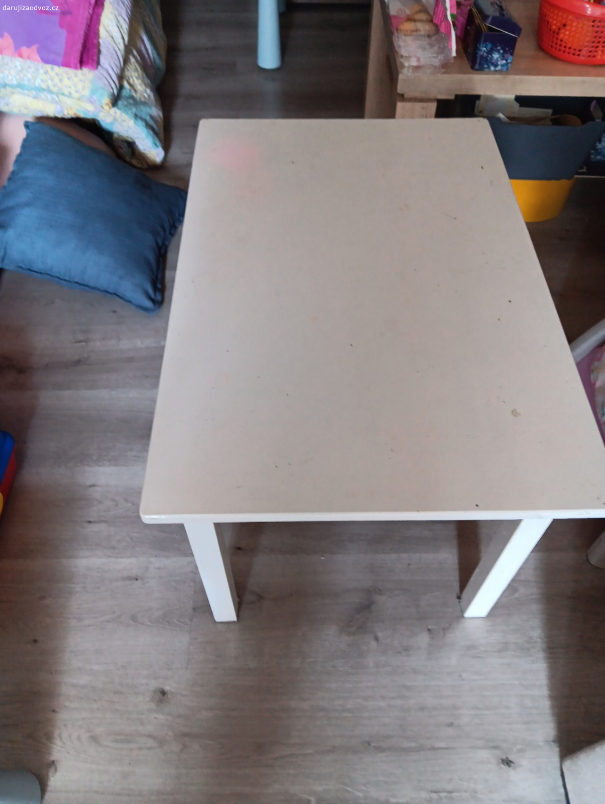 stůl se židlí. Daruji dětský stůl se židlí.Stůl dřevěný 50x76x51v.Židle plastova