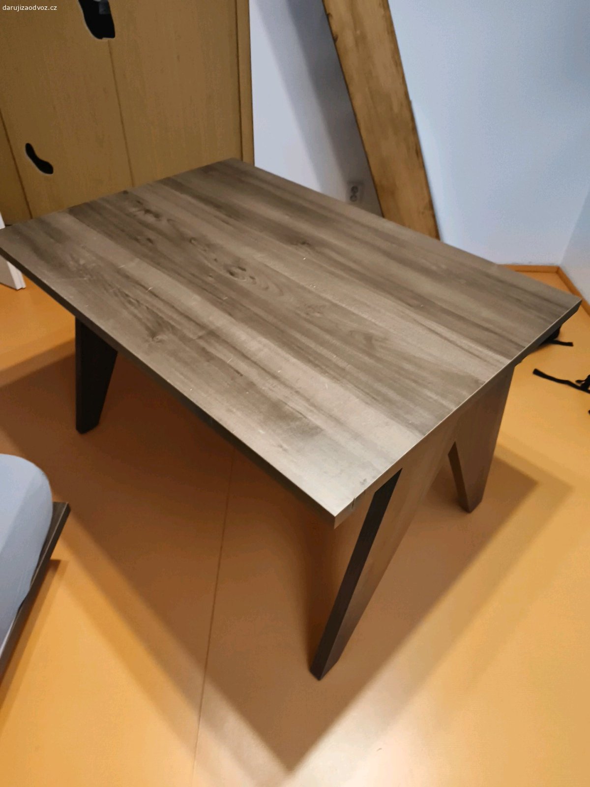 Stůl vyklápěcí. Daruji vyklápěcí stůl. Je z laminované dřevotřísky. Rozměry 1300x900 a výška 800