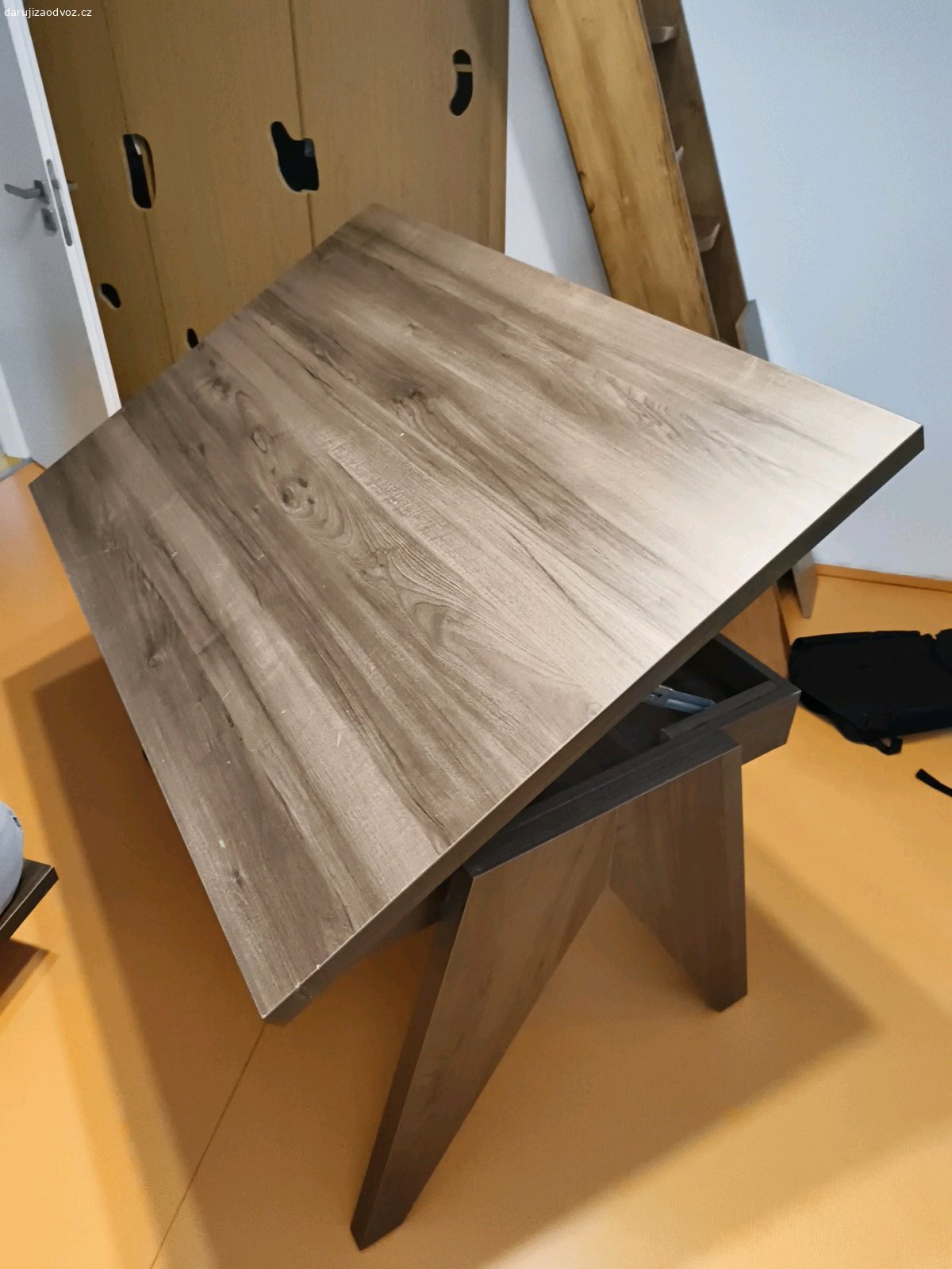 Stůl vyklápěcí. Daruji vyklápěcí stůl. Je z laminované dřevotřísky. Rozměry 1300x900 a výška 800