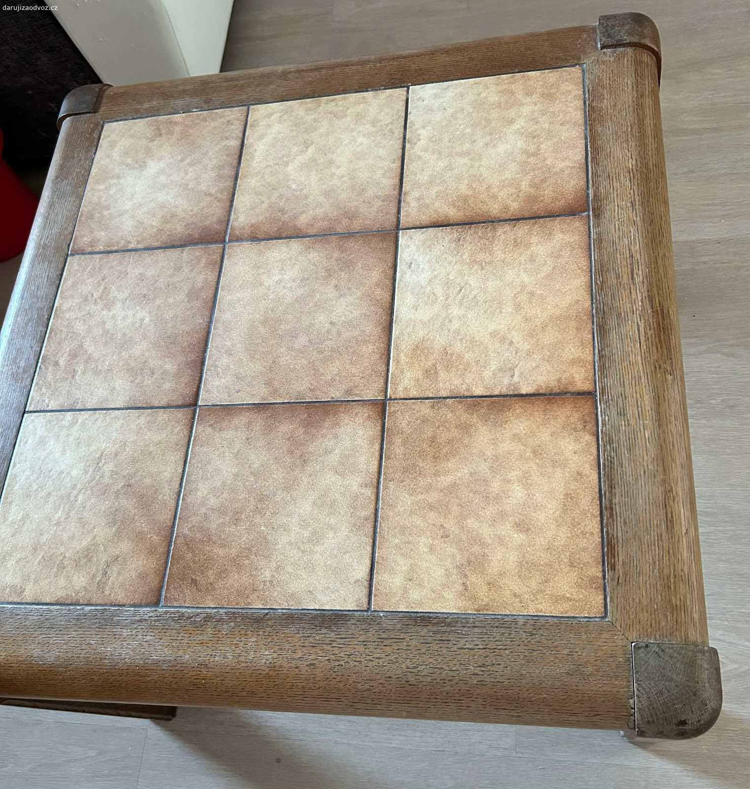 Stul za odvoz. Daruji masivni stul za odvoz - na jedne strane je trochu vysisovany od slunicka a noha by potrebovala dotahnout. Jinak bez poskozeni, pekny, tezky kousek ;)