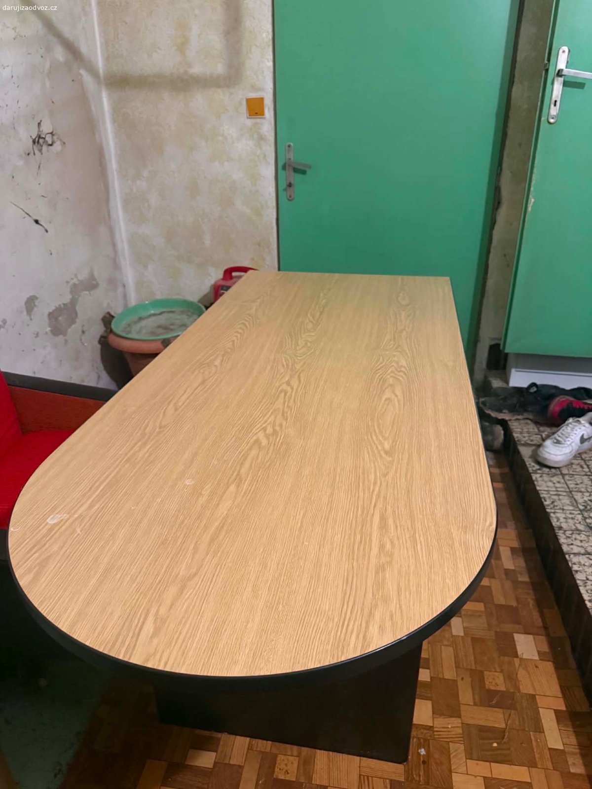 Stůl za odvoz. darujeme stůl za odvoz, neni nijak moc poškozený, je nám líto ho dát do sběrného dvora