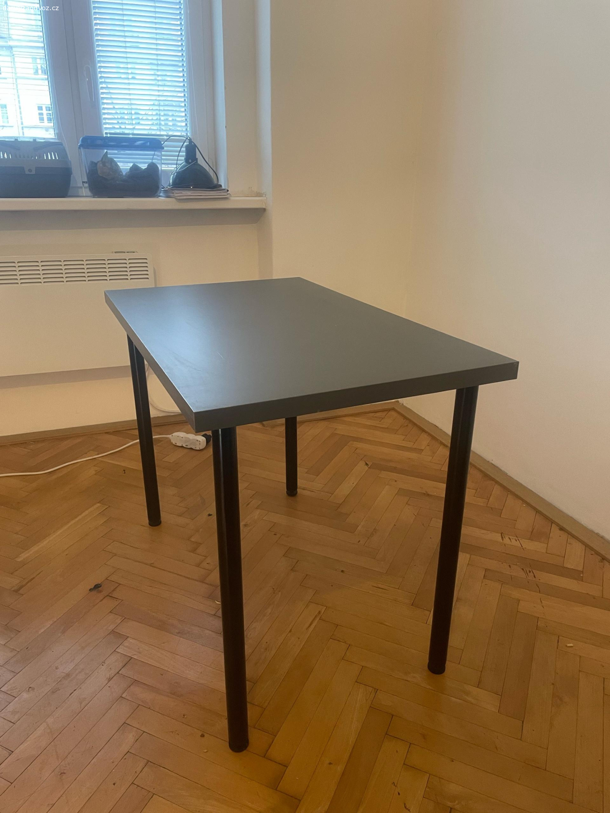 Stůl. Stul: šířka 100, hloubka 60, vyska cca 73-75 cm. Nastavitelná jednotlivých nohou pro vyrovnání nerovné podlahy. Vady na fotografiích. Za stůl např kousek ovoce potěší;) není podmínkou. Daruji tomu, kdo dorazí jako první