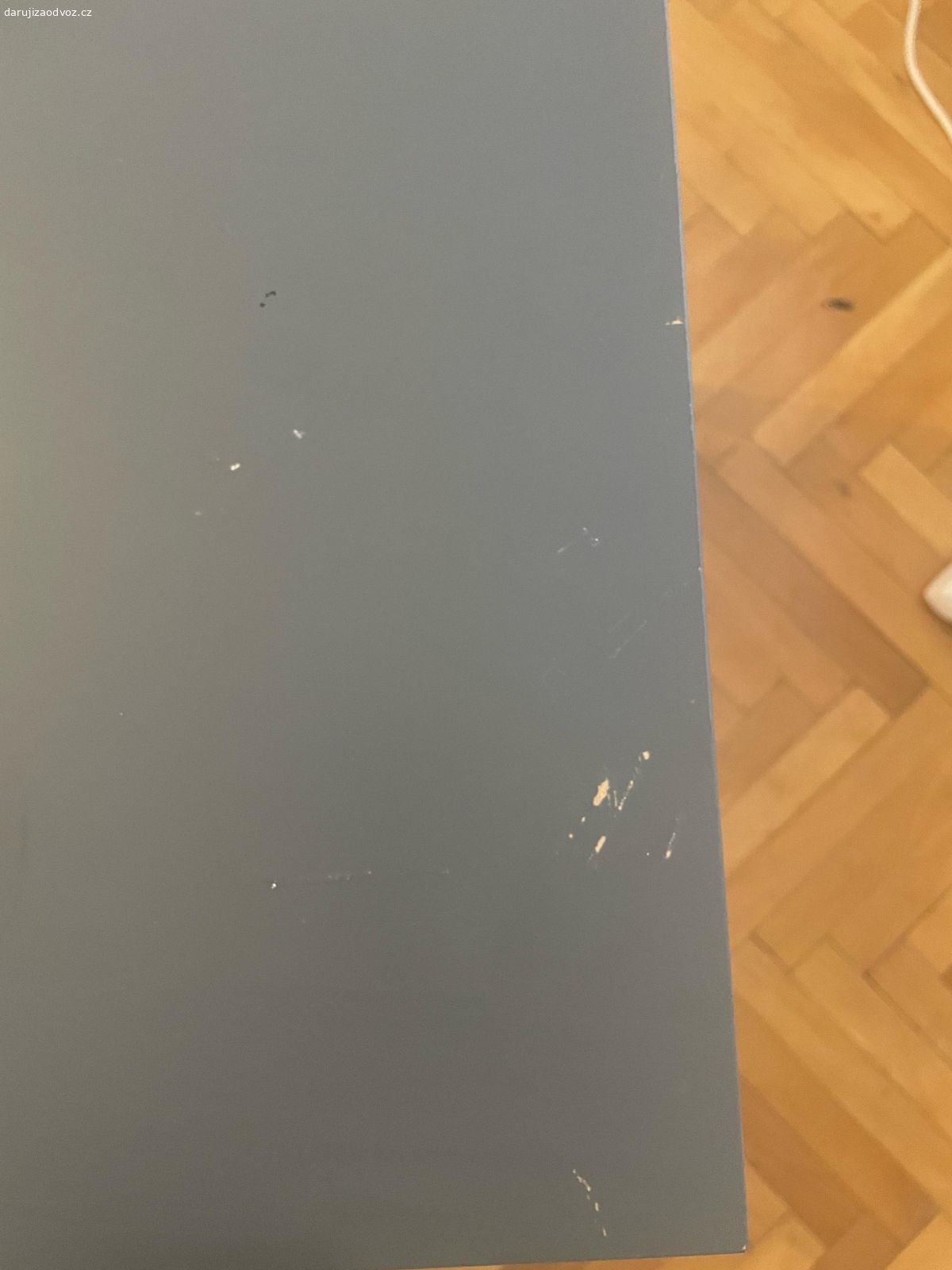 Stůl. Stul: šířka 100, hloubka 60, vyska cca 73-75 cm. Nastavitelná jednotlivých nohou pro vyrovnání nerovné podlahy. Vady na fotografiích. Za stůl např kousek ovoce potěší;) není podmínkou. Daruji tomu, kdo dorazí jako první