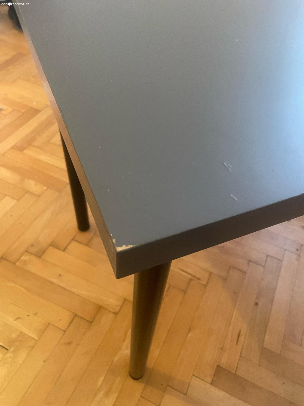 Stůl. Stul: šířka 100, hloubka 60, vyska cca 73-75 cm. Nastavitelná jednotlivých nohou pro vyrovnání nerovné podlahy. Vady na fotografiích. Za stůl např kousek ovoce potěší;) není podmínkou. Daruji tomu, kdo dorazí jako první