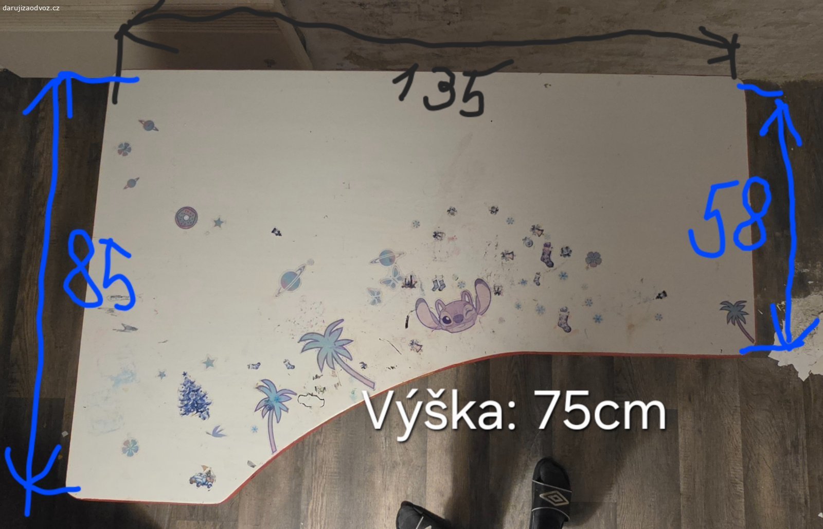 Stůl. Stůl z dětského pokoje. Polepený a pomalovaný.