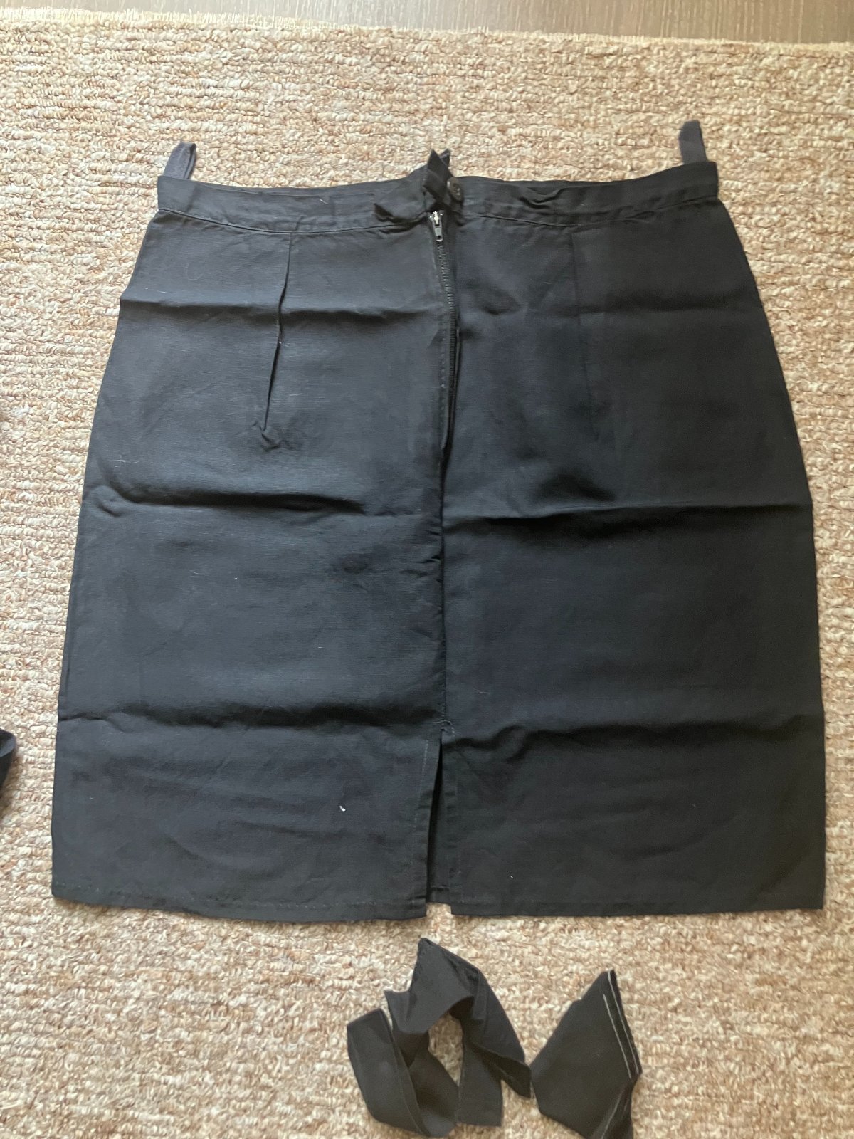sukně se zbytkem látky. Daruji za odvoz černou minisukni se zbytkem látky, ze které je ušita, vel. 36-38, pas 2x38 cm.