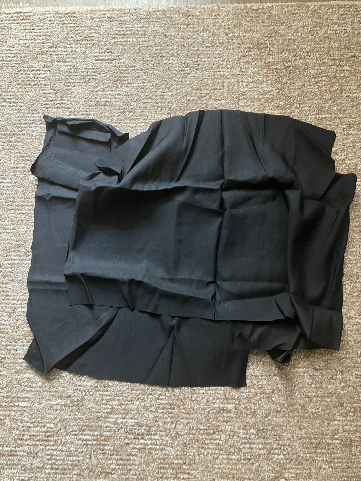 sukně se zbytkem látky. Daruji za odvoz černou minisukni se zbytkem látky, ze které je ušita, vel. 36-38, pas 2x38 cm.