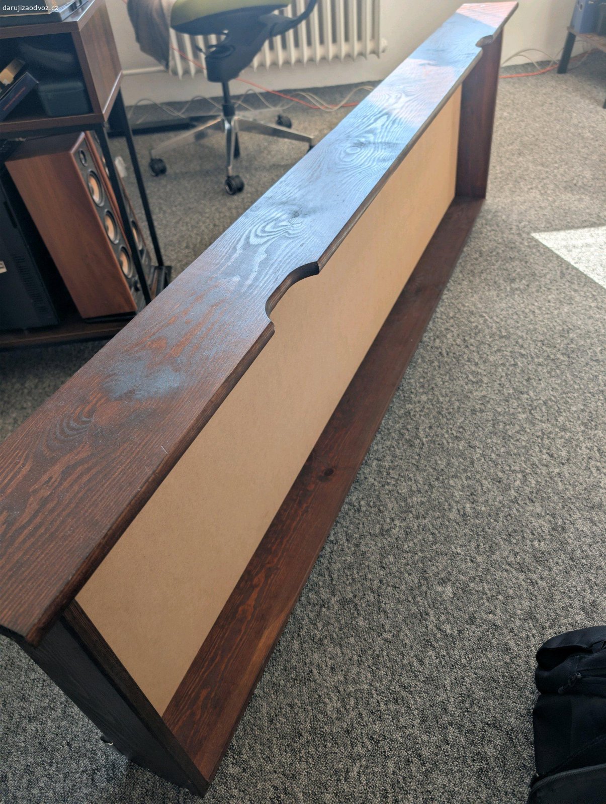 Šuplík pod postel 200cm ořech Dremax. Daruji za odovz praktický a prostorný šuplík pod postel. Šuplík na kolečkách je vyroben z borovicového dřeva I. jakosti v odstínu ořech. Šuplík se vejde pod standardní postele v délce 200 cm. 

Rozměry: 197 x 57 x 19 cm

https://www.postylky-postele.cz/produkty/supliky/zasuvky-v-delce-200-cm/suplik-pod-postel-200-cm-orech/2288.html#popis-produktu