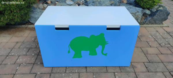 Šuplíková komoda po dětech.