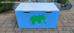 Šuplíková komoda po dětech.