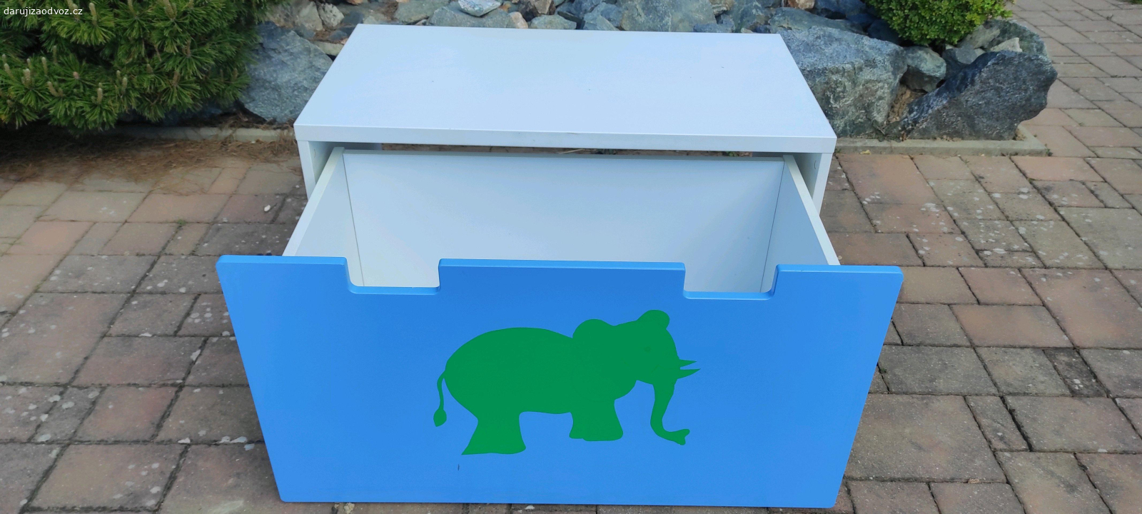 Šuplíková komoda po dětech.. Daruji po dětech, nezničené.
IKEA,na kolečkách.