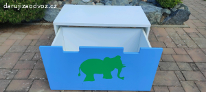 Šuplíková komoda po dětech.