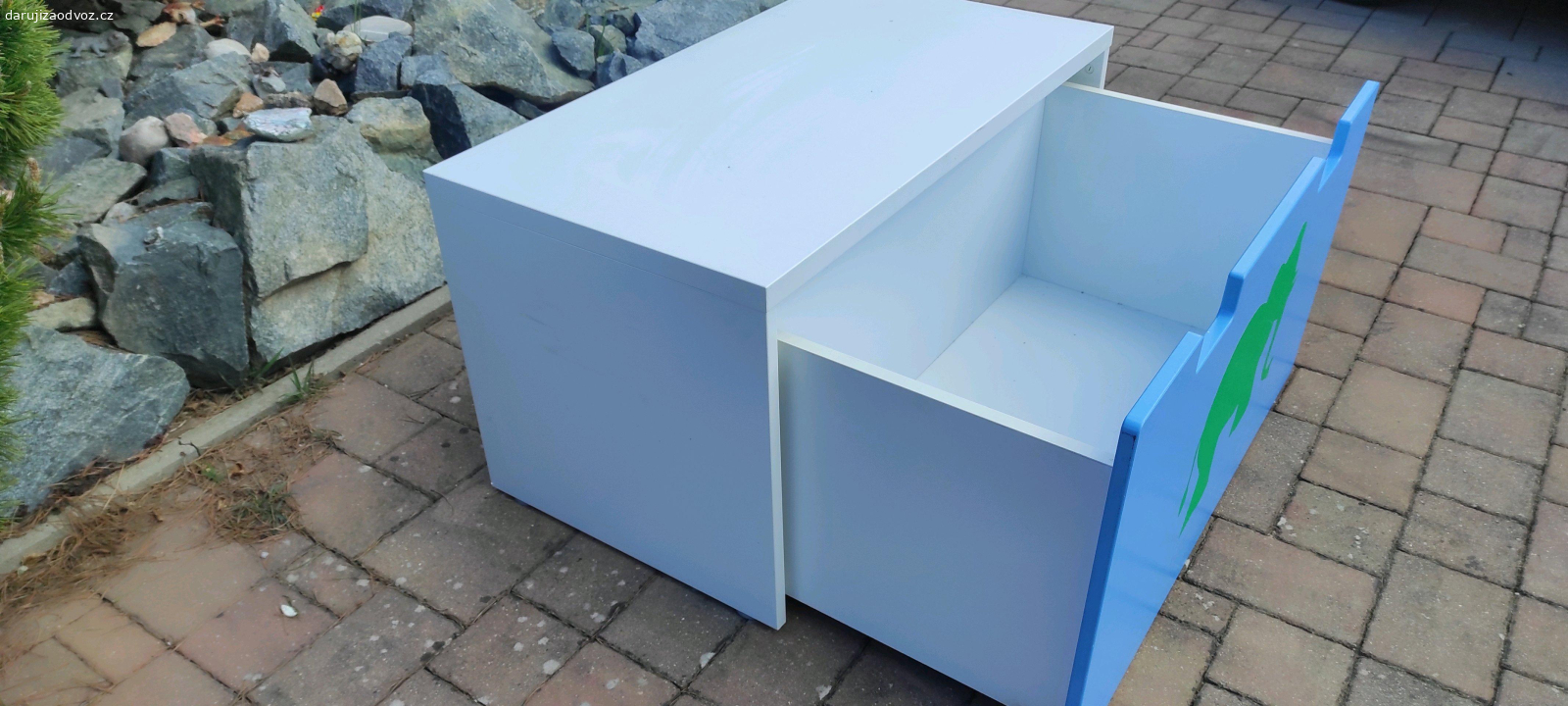 Šuplíková komoda po dětech.. Daruji po dětech, nezničené.
IKEA,na kolečkách.