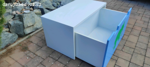 Šuplíková komoda po dětech.